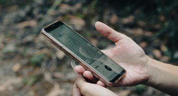 une personne tient un téléphone dans ses mains